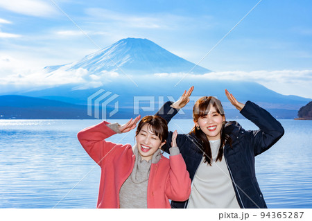 女子旅で山中湖からの富士山を楽しむ二人の女性 女子旅で山中湖からの富士山を楽しむ二人の女性 94365287