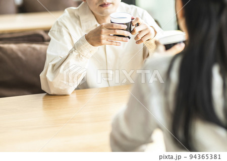 会話する若い男女 94365381