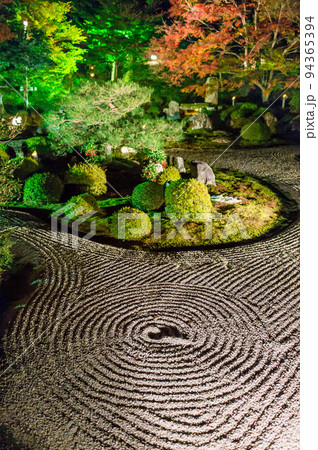 京都 夜の曼殊院門跡のライトアップされた枯山水の庭園 94365394