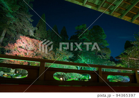 京都 夜の曼殊院門跡のライトアップされた枯山水の庭園 94365397