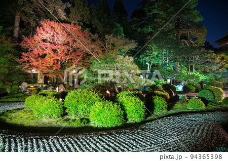 京都 夜の曼殊院門跡のライトアップされた枯山水の庭園 94365398