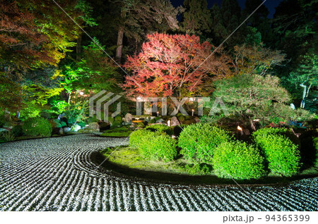 京都 夜の曼殊院門跡のライトアップされた枯山水の庭園 94365399