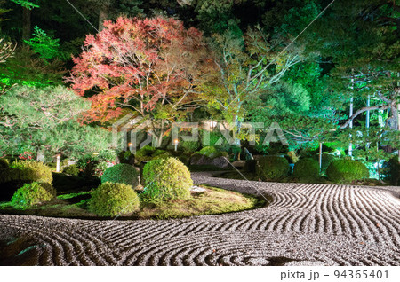 京都 夜の曼殊院門跡のライトアップされた枯山水の庭園 94365401