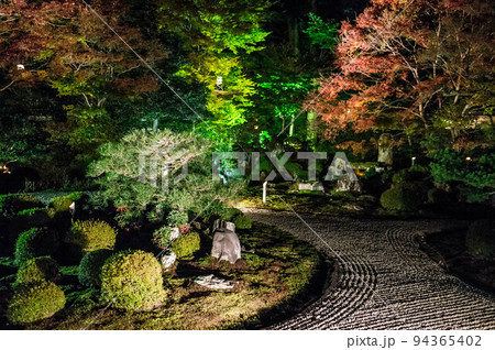 京都 夜の曼殊院門跡のライトアップされた枯山水の庭園 94365402