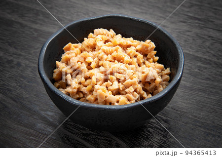 和食、発酵食品のひきわり納豆 94365413