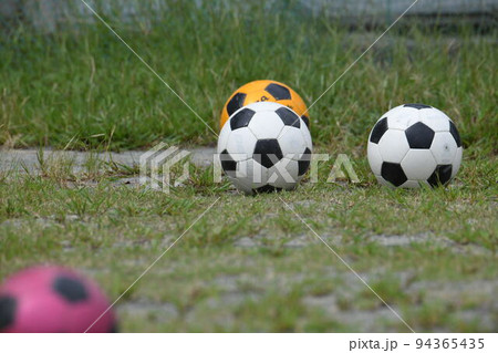 グランド脇の芝生に転がるサッカーボール グランド脇の芝生に転がるサッカーボール 94365435