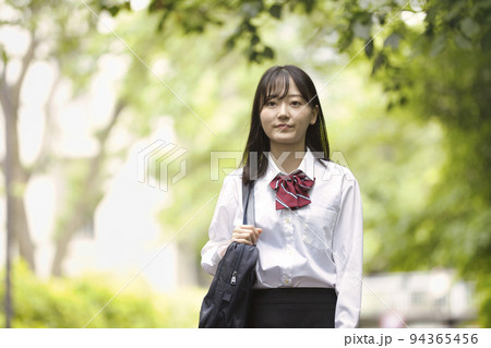制服を着た女子高生 94365456