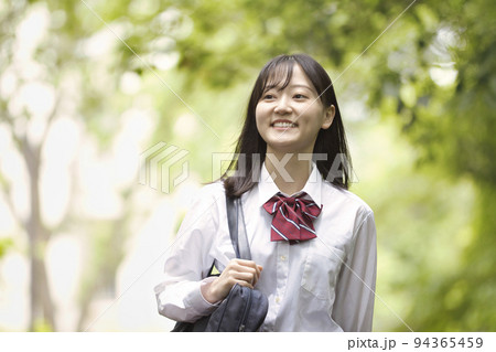 制服を着た女子高生 94365459