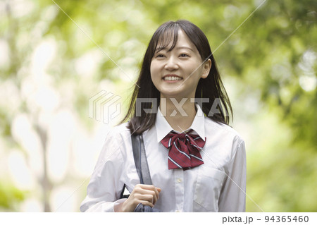 制服を着た女子高生 94365460