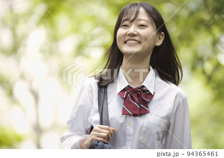制服を着た女子高生 94365461
