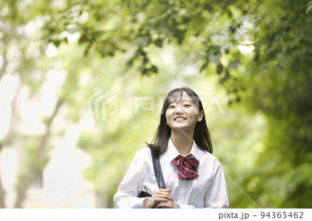 制服を着た女子高生 94365462