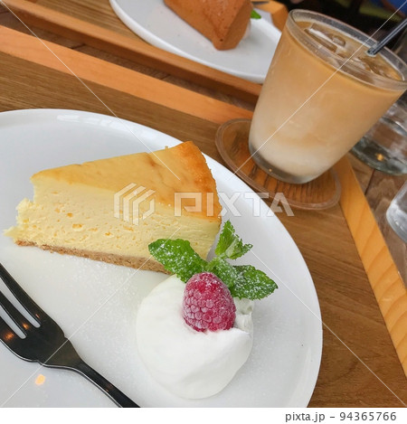 カフェラテと美味しいチーズケーキ 94365766