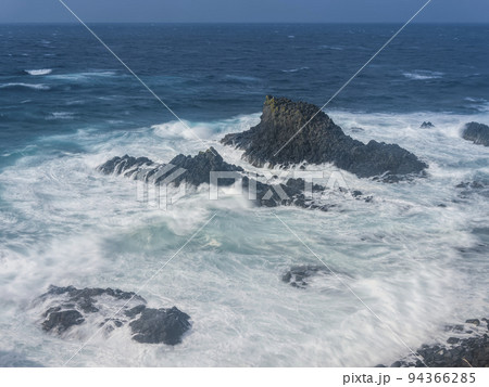 北海道礼文島・スコトン岬の岩礁に打ち寄せる波 94366285