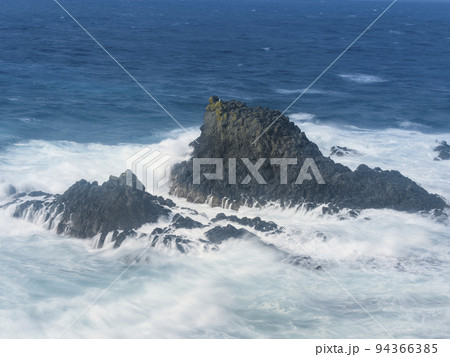 北海道礼文島・スコトン岬の岩礁に打ち寄せる波 / Rebun Island, Japan 94366385