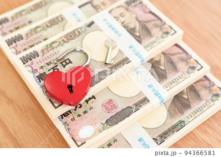 百万円の札束が6個とスマホとハート型の錠前　セキュリティ　六百万円　日本円 94366581