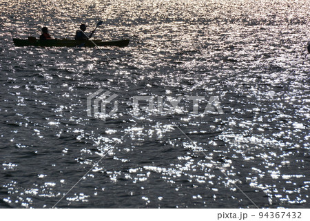 水面のボート 94367432