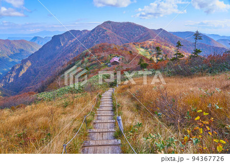 秋の新潟県(群馬県)の平標山の南側の稜線から平標山の家、大源太山方面を見る 秋の新潟県(群馬県)の平標山の南側の稜線から平標山の家、大源太山方面を見る 94367726