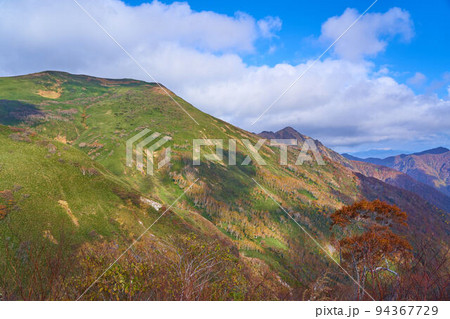 秋の群馬県みなかみ町の平標山の家から東側(エビス大黒ノ頭など)の眺望 94367729