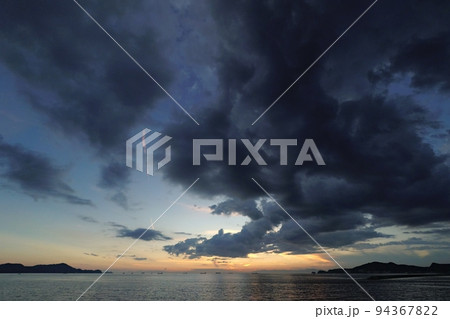 多様な雲が夕焼けした初秋の爽やかな海岸夕景・超広角・空主体・220912pm 多様な雲が夕焼けした初秋の爽やかな海岸夕景・超広角・空主体・220912pm 94367822