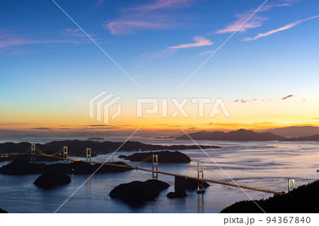 瀬戸内海しまなみ海道の夕焼け、亀老山展望台公園からの景色 94367840