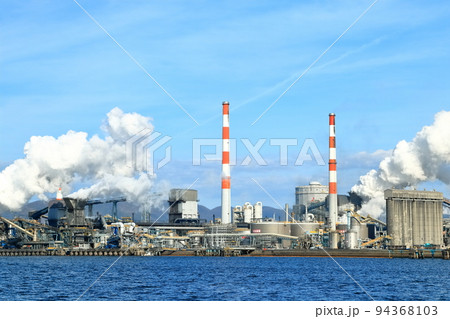 工業地帯、工場地帯の風景 94368103