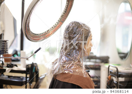 美容室でローラーボールを使用する様子 美容室でローラーボールを使用する様子 94368114