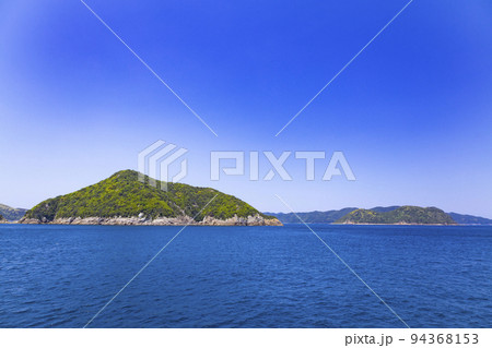 福江港発奈留島行きの船から見た風景 福江港発奈留島行きの船から見た風景 94368153