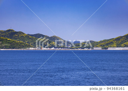海上から見た奈留港とその周辺の街並み 海上から見た奈留港とその周辺の街並み 94368161
