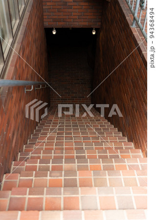 地下へ続くレンガ造りの階段の写真素材 [94368494] - PIXTA