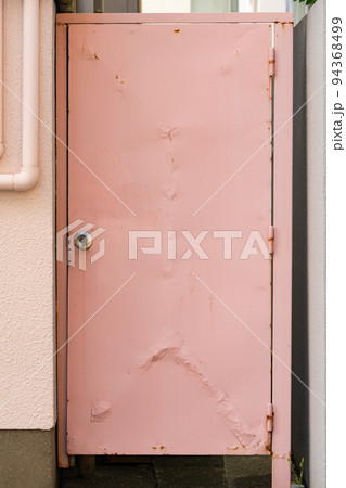 建物の裏へ繋がるピンク色の扉 94368499