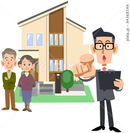 シニア夫婦と書類を手に持ち指をさすスーツ姿の男性と住宅 94368549