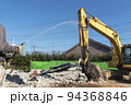 散水して粉じんを抑える解体工事現場 94368846