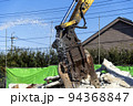 散水して粉じんを抑える解体工事現場 94368847