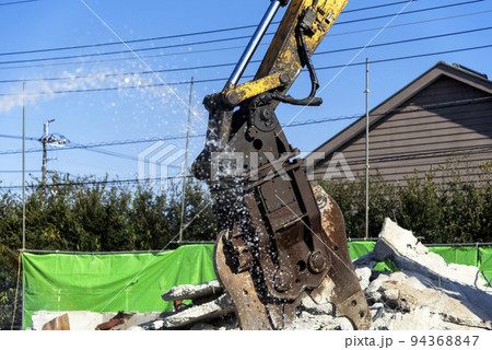 散水して粉じんを抑える解体工事現場 94368847