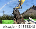 散水して粉じんを抑える解体工事現場 94368848