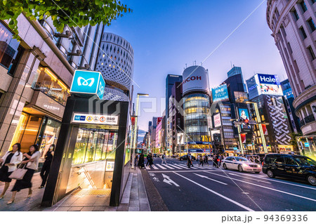 日本の東京都市景観 8週世界最多・死者数5週世界2番目。銀座駅前はコロナ禍前の人出＝9月16日 94369336