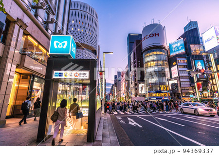 日本の東京都市景観 8週世界最多・死者数5週世界2番目。銀座駅前はコロナ禍前の人出＝9月16日 94369337