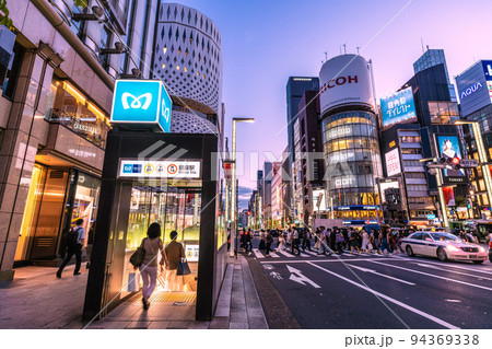 日本の東京都市景観 8週世界最多・死者数5週世界2番目。銀座駅前はコロナ禍前の人出=9月16日 日本の東京都市景観 8週世界最多・死者数5週世界2番目。銀座駅前はコロナ禍前の人出=9月16日 94369338