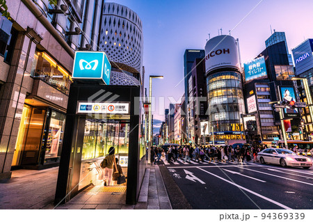 日本の東京都市景観 8週世界最多・死者数5週世界2番目。銀座駅前はコロナ禍前の人出＝9月16日 94369339