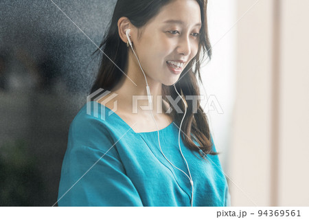 個室ブースでWEB会議をする女性 94369561