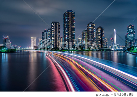 永代橋から見る月島の高層ビル夜景と屋形船の軌跡 94369599