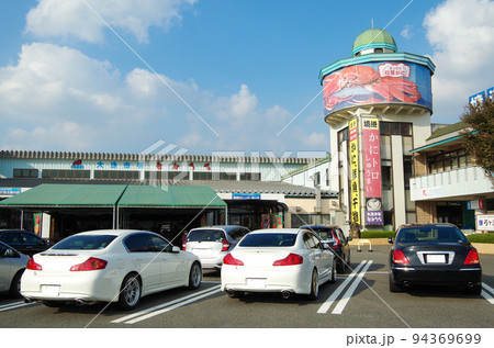 松葉ガニのシーズンを迎えて買い物客で賑わう鳥取県境港市の海産物市場 94369699