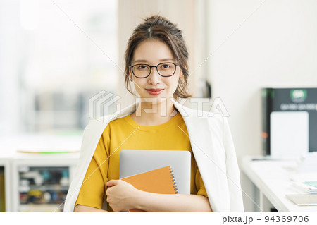 オシャレなキャリアウーマン オシャレなキャリアウーマン 94369706