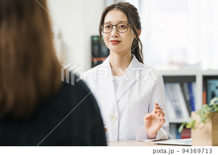 カウンセリングを行う白衣の女性 94369713