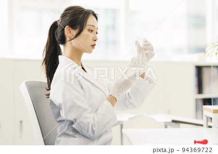 研究開発の仕事をする白衣姿の女性 94369722