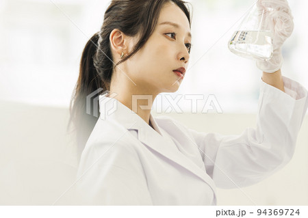 研究開発の仕事をする白衣姿の女性 94369724