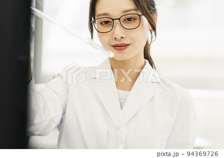 研究開発の仕事をする白衣姿の女性 94369726
