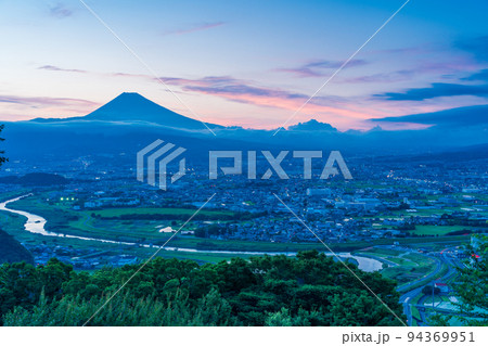 【静岡県】三島市周辺の街並みと富士山　トワイライト夜景 94369951