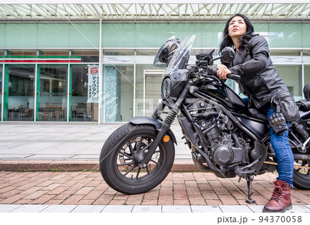 クルーザーバイクで横浜ツーリングをする女性ライダー クルーザーバイクで横浜ツーリングをする女性ライダー 94370058