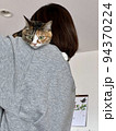 抱っこ猫 94370224